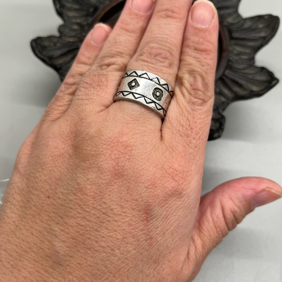 Jewelry - Silver Geometric Pattern Ring costume jewelry size 11